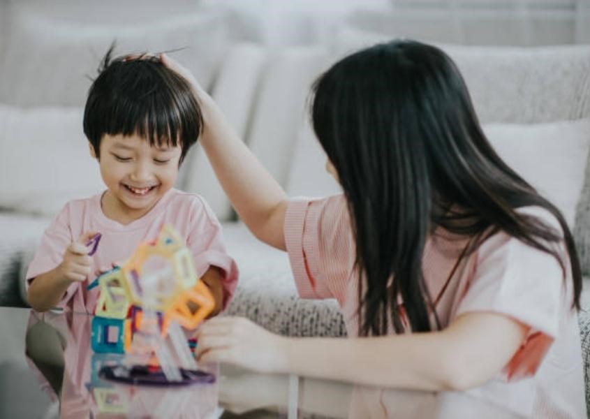 Đối xử tử tế và tôn trọng trẻ. Nguồn: Getty Images.