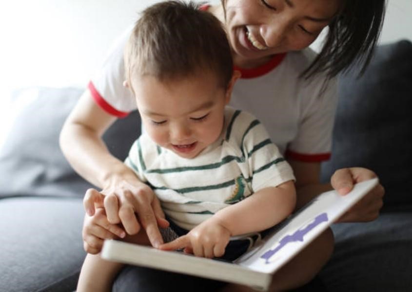 Làm gương cho trẻ noi theo. Nguồn: Getty Images.