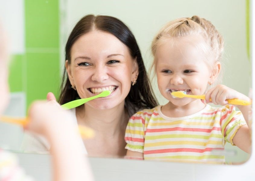 Cha mẹ có thể cùng đánh răng với trẻ