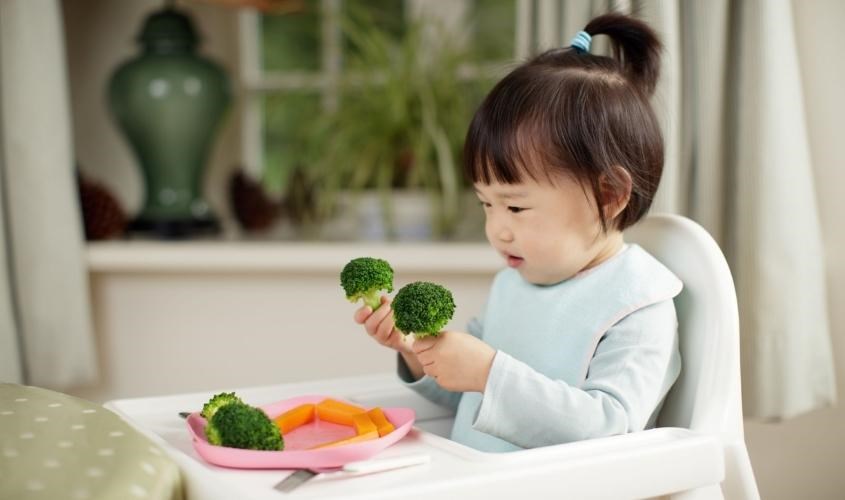 Ăn dặm kiểu BLW giúp bé dễ dàng tham gia bữa ăn cùng gia đình