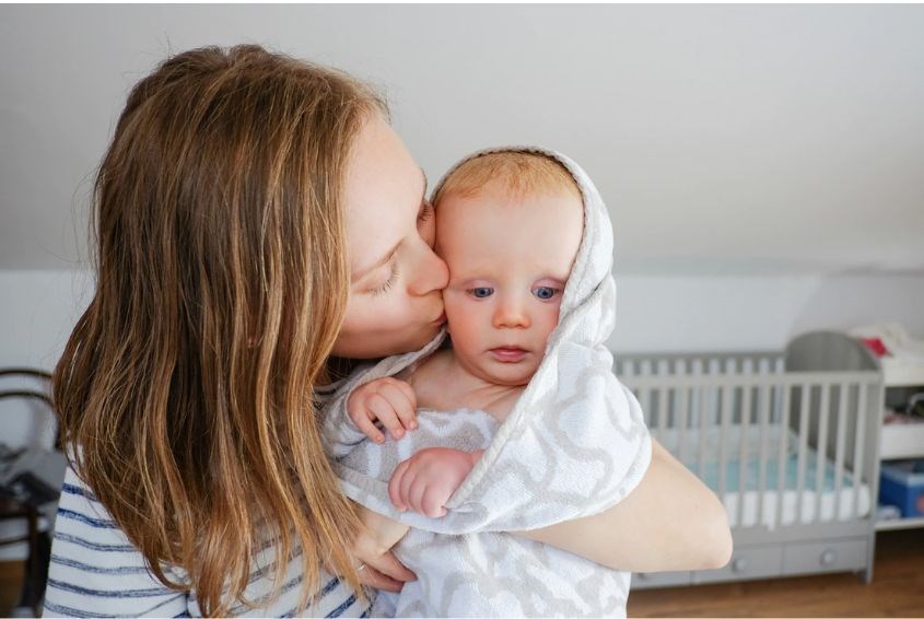 Chuẩn các vật dụng, bao gồm tã mới, quần áo thay, khăn tắm và sữa tắm cho trẻ sơ sinh (Ảnh: Freepik)