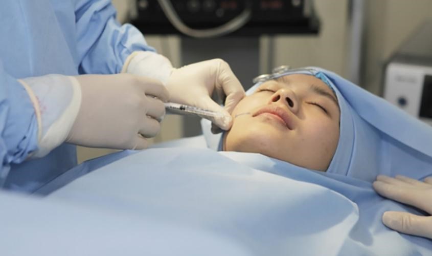 Tiêm chất làm đầy để làm mất đi phần sẹo lõm trên da