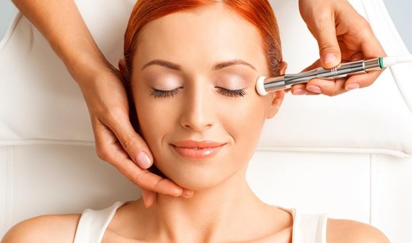 Điều trị bằng cách phẫu thuật điều trị sẹo lồi do mụn