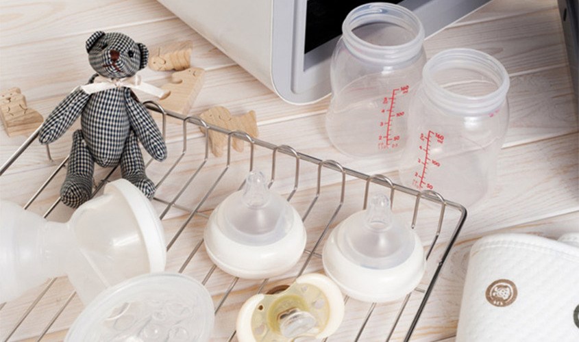 Mẹ nên tháo rời núm vú khi vệ sinh bình sữa cho bé