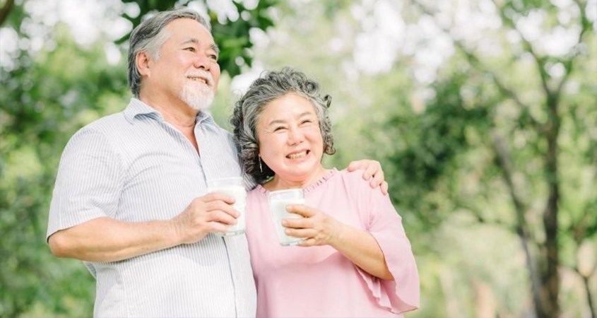 Người cao tuổi uống sữa phù hợp với tình trạng sức khỏe