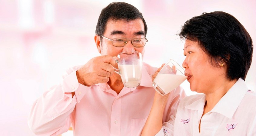 Lưu ý khi người già uống sữa