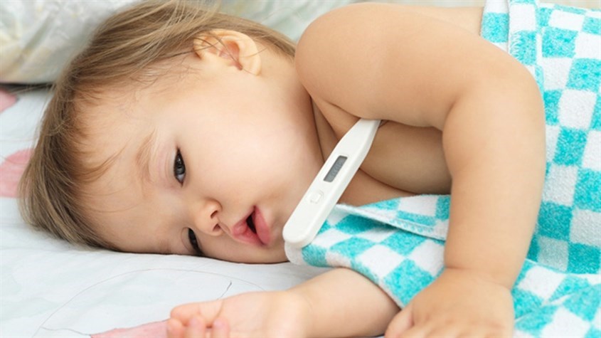 Mỗi lần bé ốm tức là cơ thể đang “chiến đấu” với các mầm bệnh từ siêu vi. Nguồn ảnh: Canva Mỗi lần bé ốm tức là cơ thể đang “chiến đấu” với các mầm bệnh từ siêu vi. Nguồn ảnh: Canva