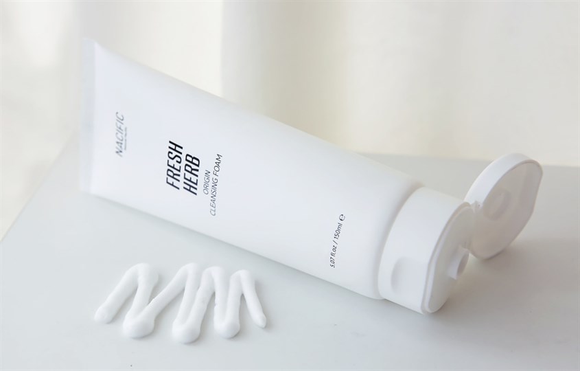 Sữa rửa mặt chiết xuất Hoa Cúc và Keo Ong Nacific Fresh Herb Origin 150 ml 