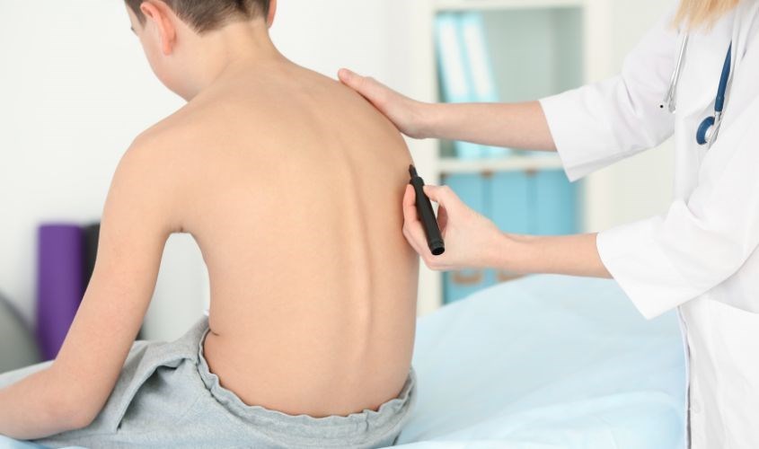 Chọn cho bé một chiếc cặp chống gù sẽ làm giảm thiểu nguy cơ về gù lưng