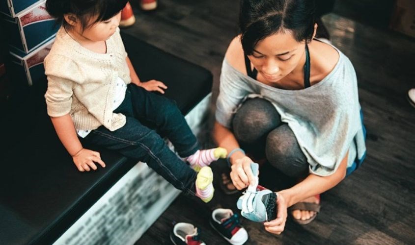 Mẹ nên cho bé thử giày vào buổi tối sẽ chính xác hơn buổi sáng Mẹ nên cho bé thử giày vào buổi tối sẽ chính xác hơn buổi sáng