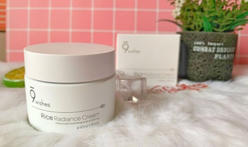 Kem dưỡng ẩm 9Wishes có giá thành vừa túi tiền