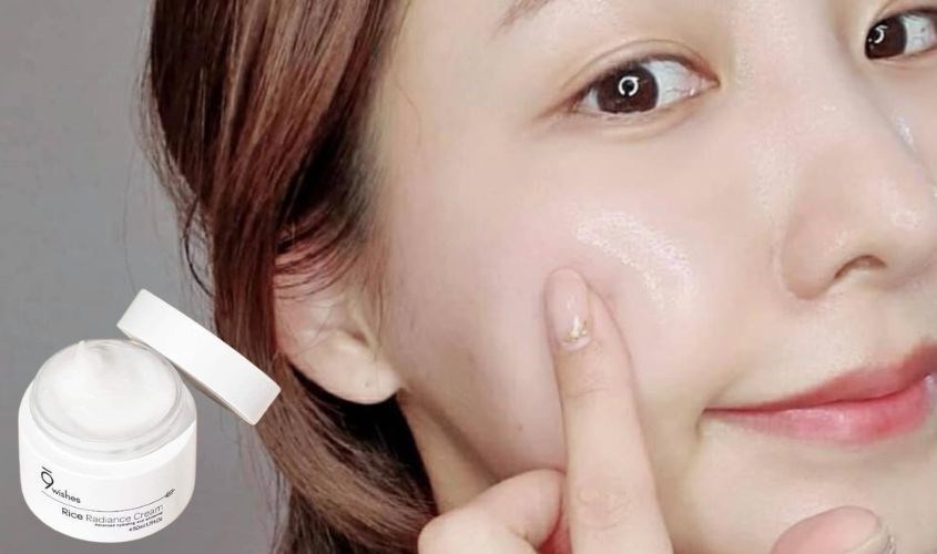 Thoa kem dưỡng ẩm lên da và vỗ nhẹ để dưỡng chất thấm sâu vào da