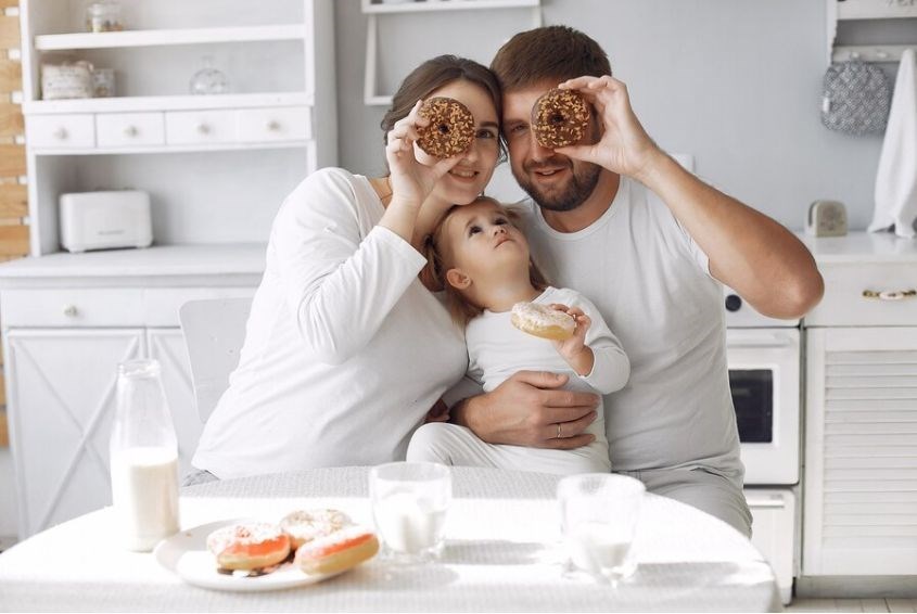 Các ông bố nên dành thời gian chăm sóc em bé để các mẹ được nghỉ ngơi (Ảnh: Freepik)