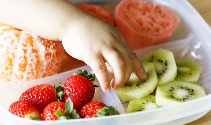 Trái cây tươi cho bé ăn dặm nên được được cắt, thái lát hoặc nghiền