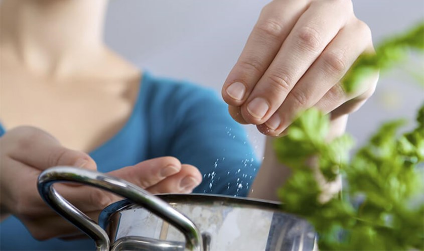 Bố mẹ không nên nêm gia vị trong thức ăn dặm của bé dưới 12 tháng tuổi