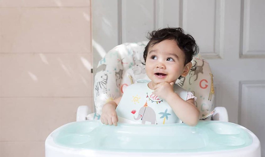 Bố mẹ nên bắt đầu cho bé ăn dặm vào buổi sáng