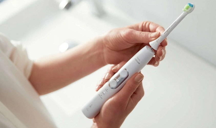Tuổi thọ pin bàn chải điện bị ảnh hưởng do thói quen sạc quá nhiều lần