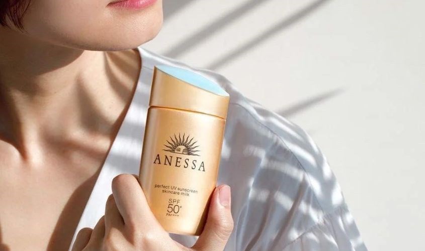 Lắc kem chống nắng Anessa để phân biệt thật giả