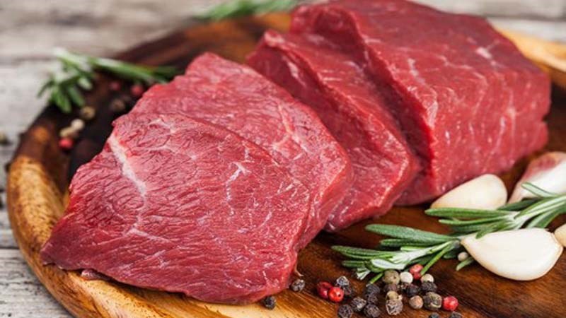 Thịt đỏ là nguồn cung cấp kẽm dồi dào, giúp cơ thể sản xuất testosterone