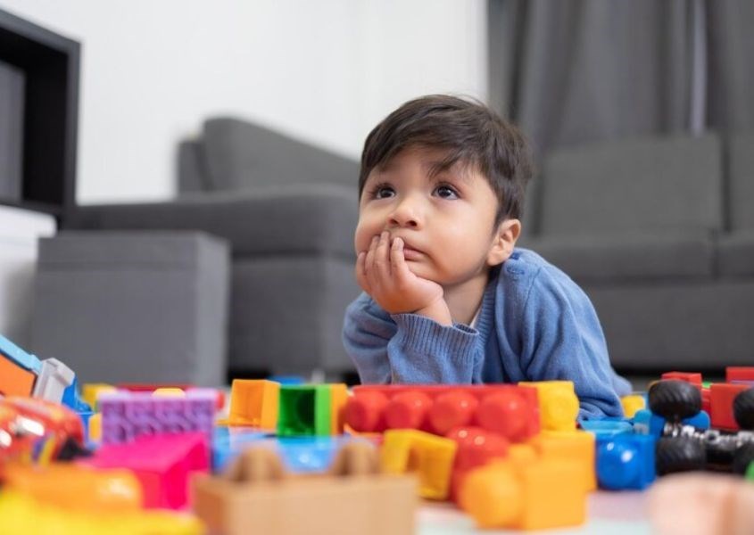 Các chương trình tivi giúp trẻ giải trí cũng như nhận biết về màu sắc và cảm nhận về âm thanh. Nguồn từ freepik