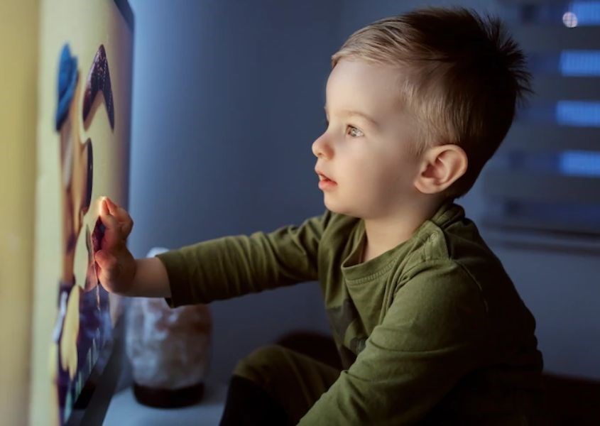 Trải nghiệm xem màn hình tivi từ công nghệ 3D. Nguồn từ freepik