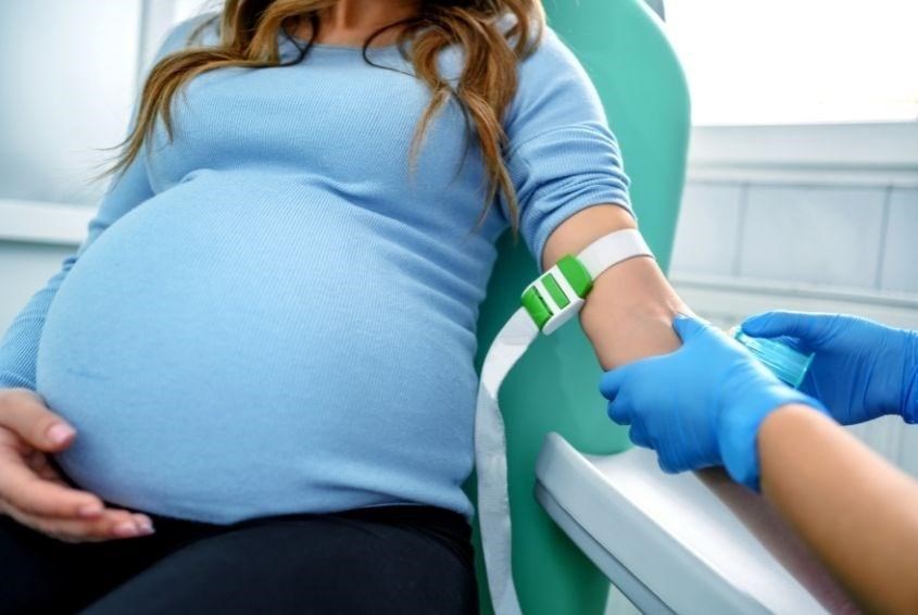 Người mẹ mang thai sẽ tạo ra kháng thể với HLA từ người bố vì cơ thể không nhận ra những protein đó (Ảnh: Canva)