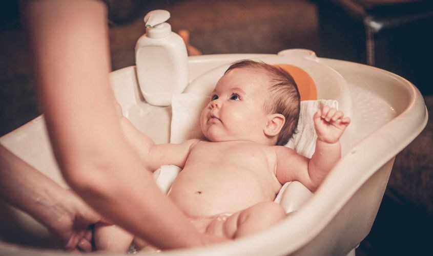 Tắm rửa cho bé thường xuyên để tránh vi khuẩn gây bệnh
