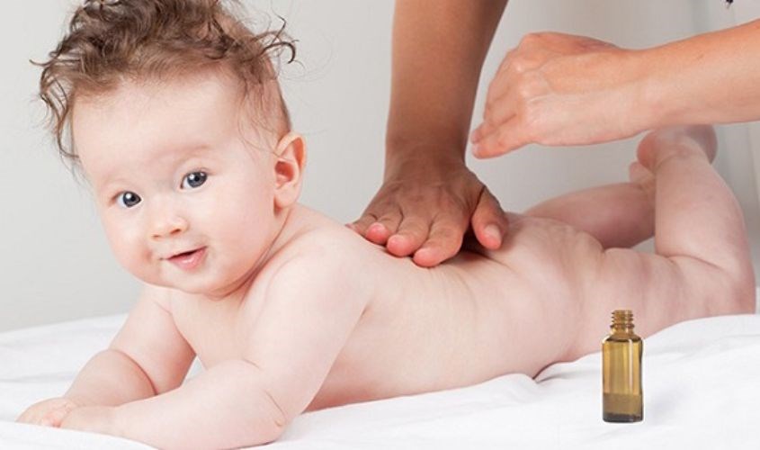 Dùng dầu dừa thoa lên vùng da bị hăm để trị liệu cho bé