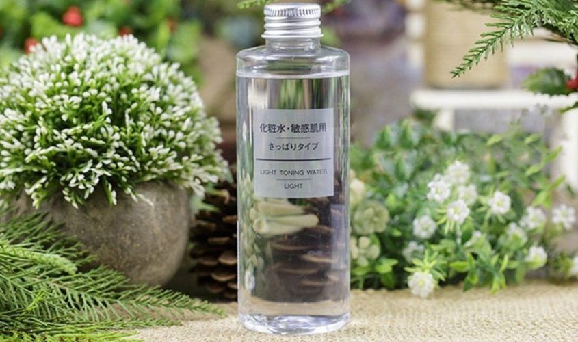 Nước hoa hồng Muji được chiết xuất từ nước tinh khiết