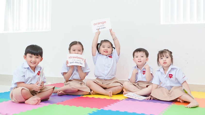 Cho bé học mẫu giáo toàn thời gian giúp trẻ phát triển ngôn ngữ. Nguồn: Ishool