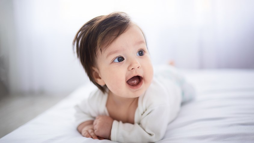 Trẻ sơ sinh phát triển tình cảm xã hội qua nhiều giai đoạn khác nhau. Nguồn: Freepik