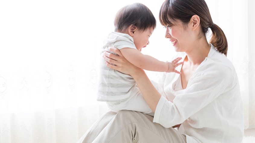 Trẻ học cách thể hiện tình cảm thông qua cách bố mẹ quan tâm và yêu thương chúng. Nguồn: Freepik