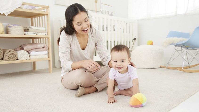 Một số trò chơi đơn giản giúp trẻ sơ sinh phát triển các kỹ năng xã hội. Nguồn: Phunusuckhoe