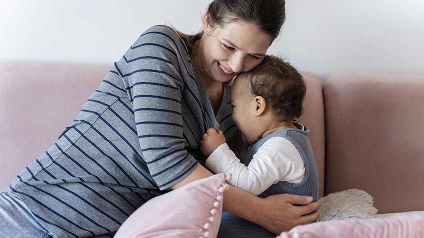 Hãy giúp trẻ giảm bớt sự lo lắng về người lạ qua một số trò chơi hàng ngày. Nguồn: Freepik