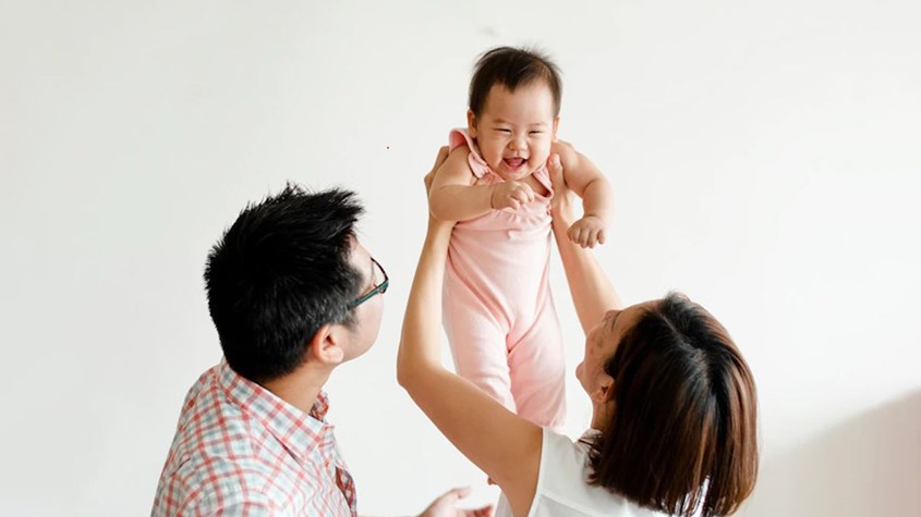 Bố mẹ hãy cố gắng trở thành hình mẫu về cảm xúc cho trẻ sơ sinh. Nguồn: Freepik