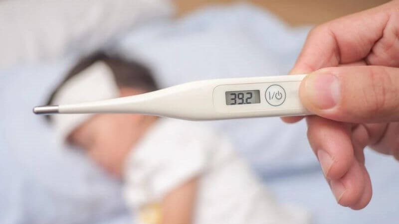 Trẻ sốt cao có thể là dấu hiệu của bệnh Trẻ sốt cao có thể là dấu hiệu của bệnh