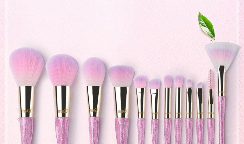 Kiểm tra thời hạn sử dụng của bộ cọ trang điểm