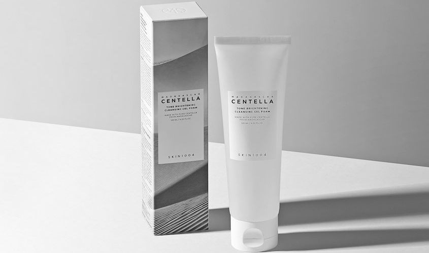 Rửa sạch mặt bằng sữa rửa mặt chiết xuất rau má dưỡng sáng da Skin1004 125 ml