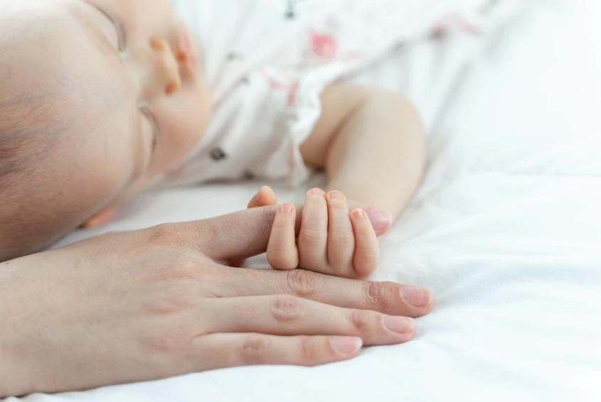 Không phải mọi trẻ sơ sinh không tương thích ABO đều cần điều trị (Ảnh: Freepik)