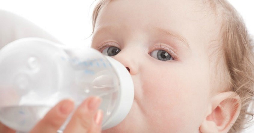 Bổ sung nước có thể cải thiện tình trạng trẻ nôn liên tục. Nguồn: scarymommy