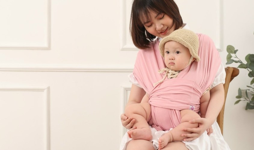 Địu vải thường sử dụng vải cotton mềm mang đến cảm giác dễ chịu cho bé
