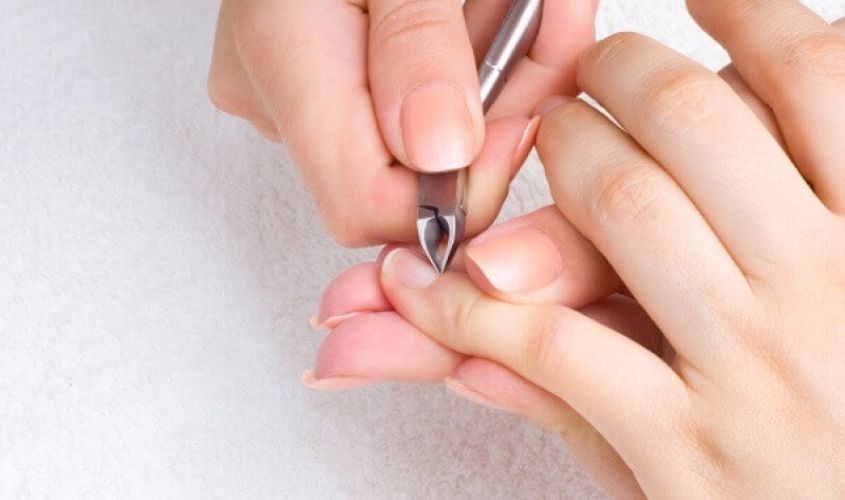 Cắt móng tay trước khi nặn mụn để tránh gây chầy xước da