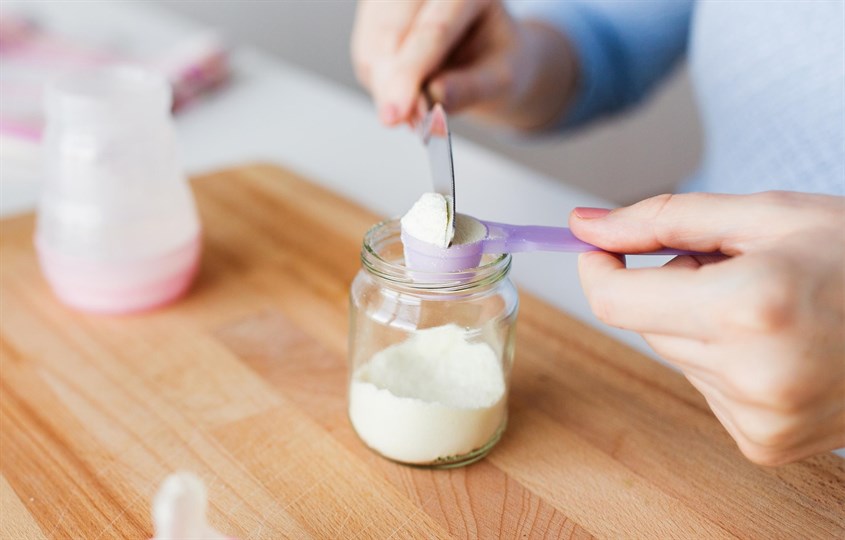 Sử dụng thìa có sẵn trong hộp để 3 muỗng sữa gạc ngang