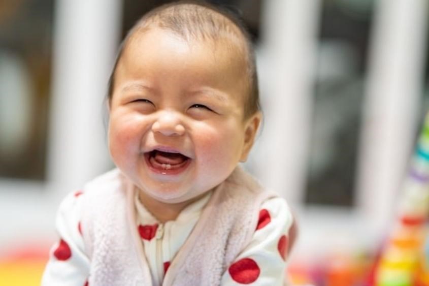 Bé hay mọc răng hàm vào thời điểm nào? Nguồn: Unsplash