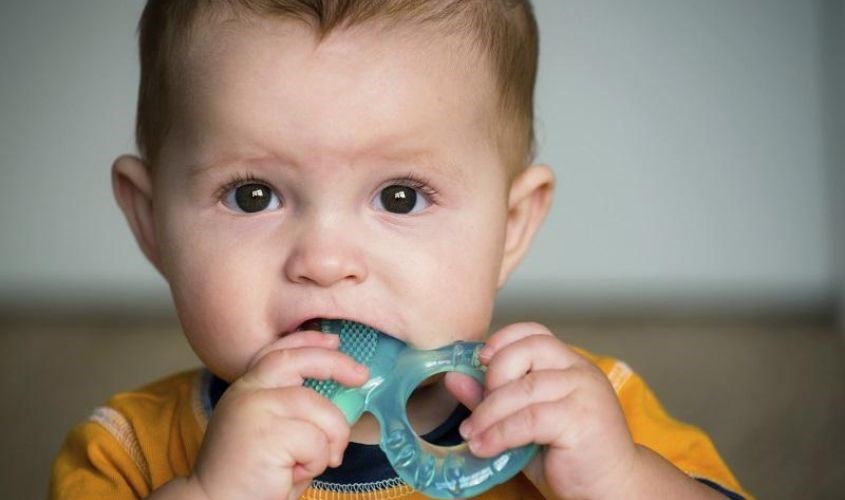 Sử dụng đồ chơi lạnh dành cho trẻ mọc răng. Nguồn: parentcircle Sử dụng đồ chơi lạnh dành cho trẻ mọc răng. Nguồn: parentcircle