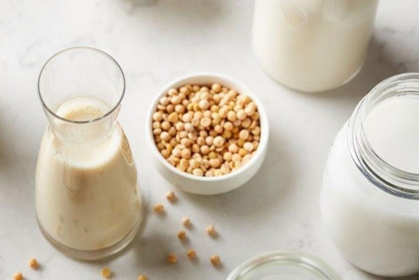 Sữa đậu nành bổ sung tăng cường canxi cho trẻ em. Nguồn: istockphoto