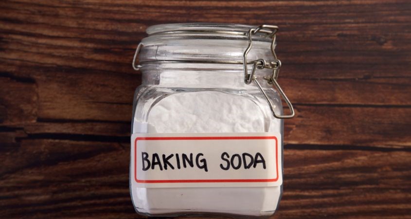 Baking soda giúp làm sạch vết ố và khử mùi hôi của bình sữa