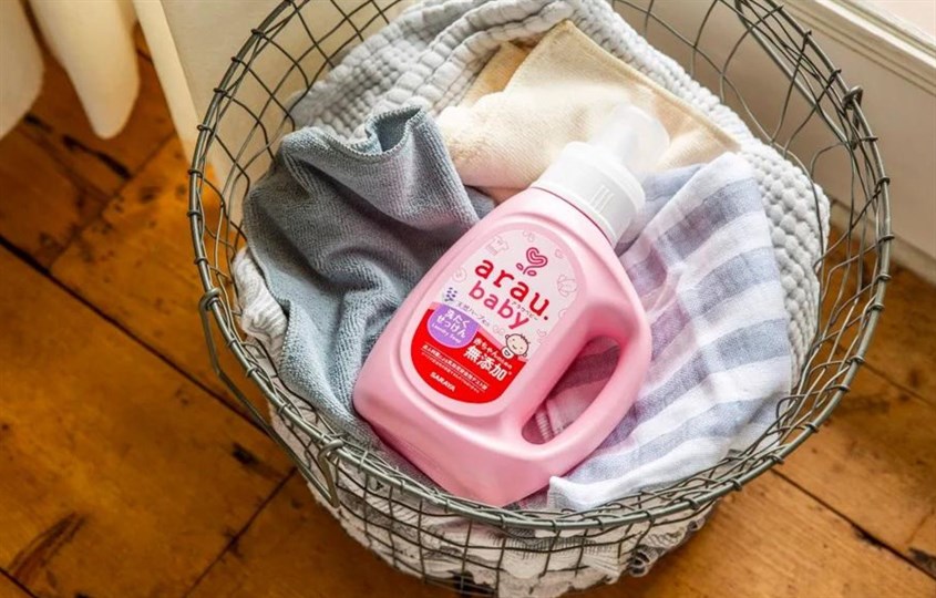 Nước giặt quần áo cho bé Arau Baby hương thảo mộc can 800 ml