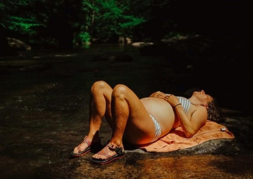 Mẹ bầu có thể bị nóng lên nhanh hơn nhiều so với bình thường. Nguồn: Unsplash