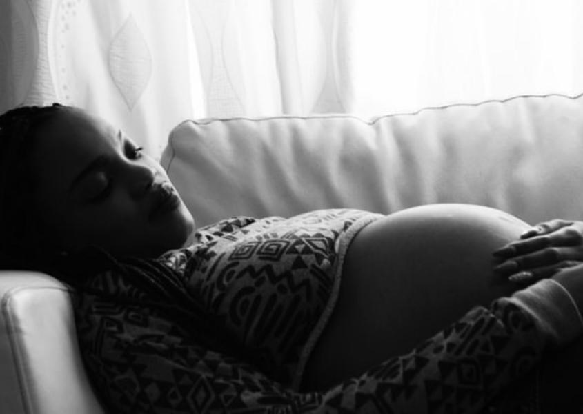 Tránh các bài tập thể dục nằm ngửa khi mang thai. Nguồn: Unsplash